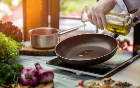 Уксус спасет вашу кухню от разбрызгивания масла при жарке
